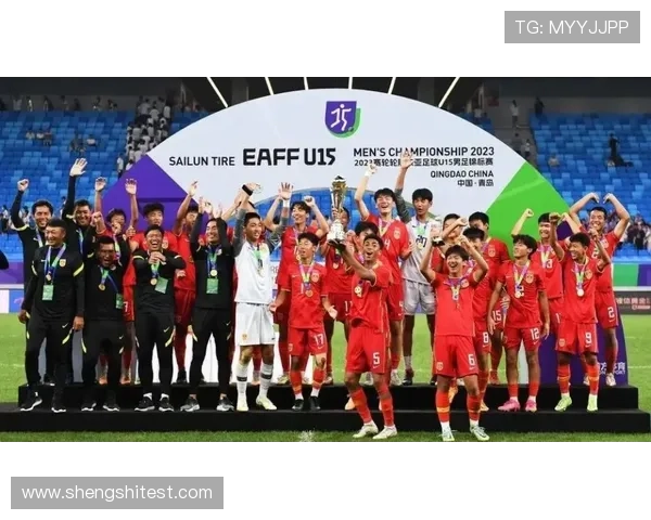 追梦少年齐心协力U17男足世少赛大合影展示五星红旗辉煌瞬间 追梦少年齐心协力U17男足世少赛大合影展示五星红旗辉煌瞬间